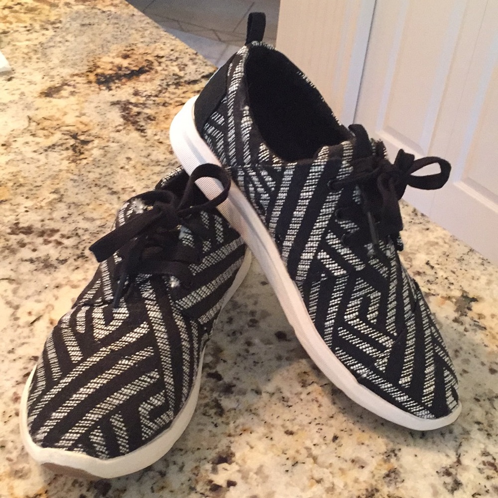 Toms del Rey tribal lace up sneakers shoes